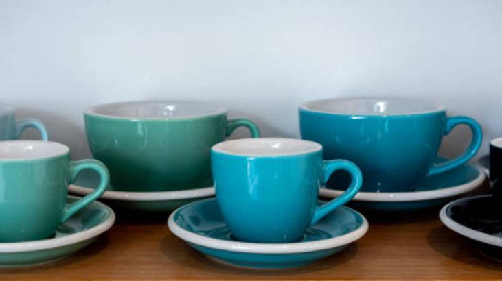 Mutfak ferahlatan Japon yöntemi Bardakları tıkıştırmayı bitiriyor, üst üste yerine iç içe