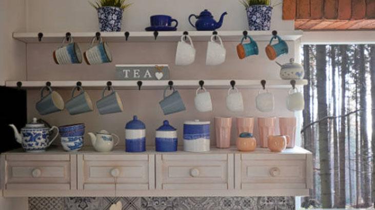 Mutfak ferahlatan Japon yöntemi Bardakları tıkıştırmayı bitiriyor, üst üste yerine iç içe