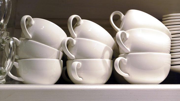 Mutfak ferahlatan Japon yöntemi Bardakları tıkıştırmayı bitiriyor, üst üste yerine iç içe