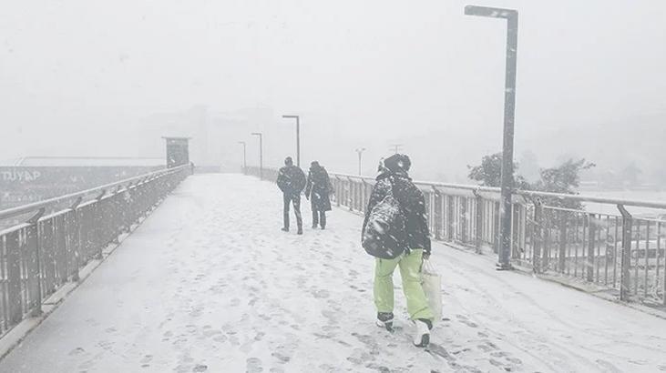 İstanbul'da buz gibi havaya aldırmadı denize girdi