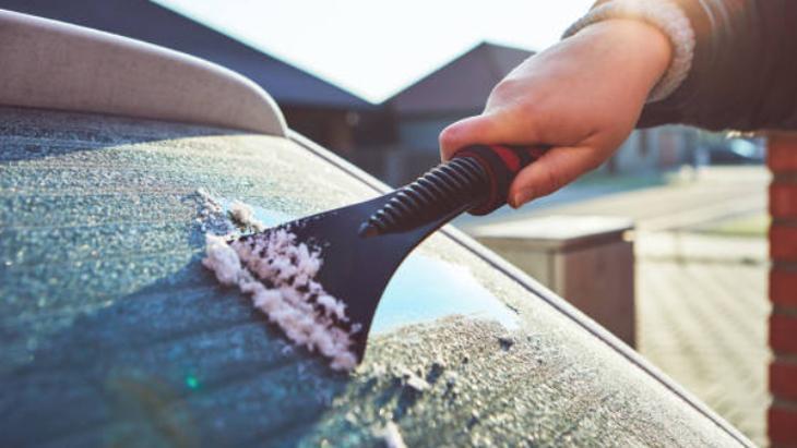 Araba camındaki buzu kırıp çıkarıyor Marketlerde bile var: Sıcağını seçen yandı