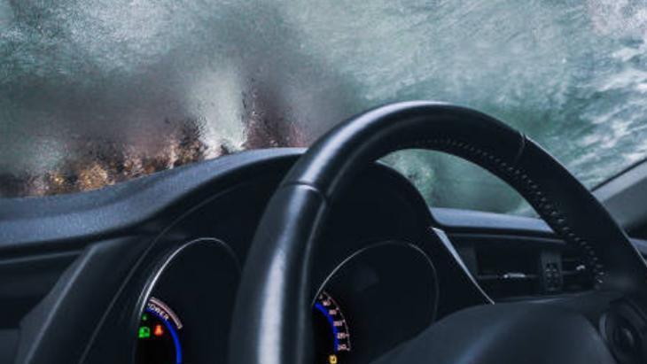 Araba camındaki buzu kırıp çıkarıyor Marketlerde bile var: Sıcağını seçen yandı