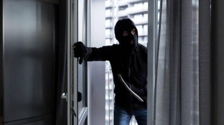 Hırsızlar eve girmeden 2 gün önce yapıyor Kimse fark etmiyor, çizikler işaretmiş
