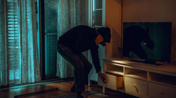 Hırsızlar eve girmeden 2 gün önce yapıyor Kimse fark etmiyor, çizikler işaretmiş