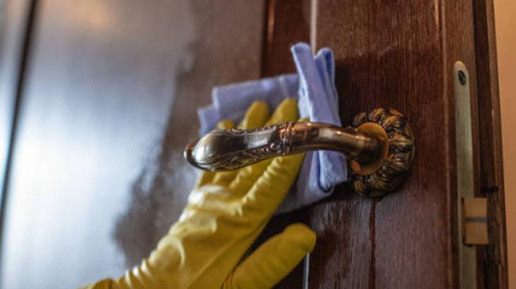 Ahşap kapıdaki kiri tozu söküp atıyor Birkaç fıs yeter, yeni gibi görünecek Ahşap kapıdaki kiri tozu söküp atıyor Birkaç fıs yeter, yeni gibi görünecek