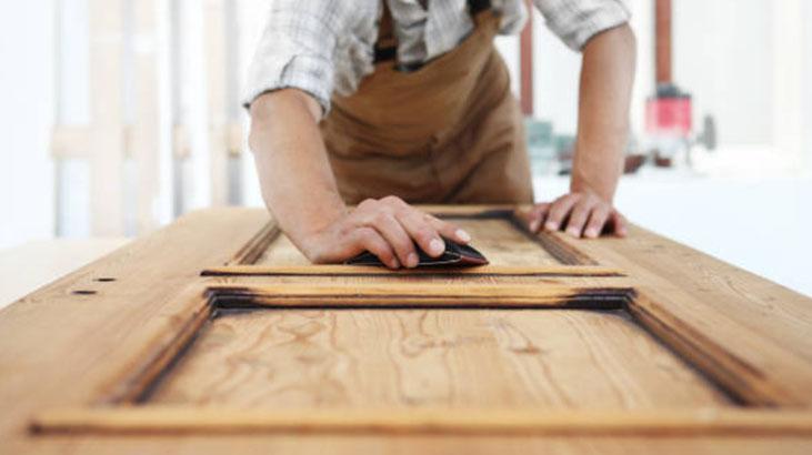 Ahşap kapıdaki kiri tozu söküp atıyor Birkaç fıs yeter, yeni gibi görünecek Ahşap kapıdaki kiri tozu söküp atıyor Birkaç fıs yeter, yeni gibi görünecek