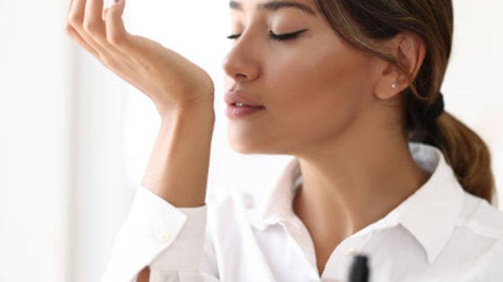 Kokusunu alan parfümünü sordu Sürdüğü şey sadece 50 liralık mutfak malzemesi Kokusunu alan parfümünü sordu Sürdüğü şey sadece 50 liralık mutfak malzemesi