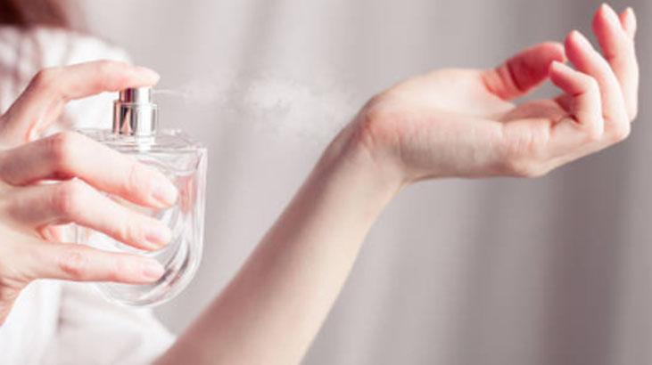 Kokusunu alan parfümünü sordu Sürdüğü şey sadece 50 liralık mutfak malzemesi Kokusunu alan parfümünü sordu Sürdüğü şey sadece 50 liralık mutfak malzemesi