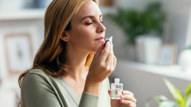 Kokusunu alan parfümünü sordu Sürdüğü şey sadece 50 liralık mutfak malzemesi Kokusunu alan parfümünü sordu Sürdüğü şey sadece 50 liralık mutfak malzemesi