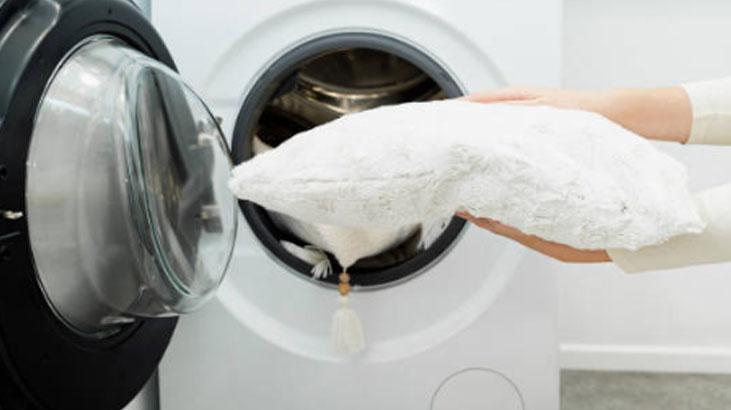 Çamaşır makinesine hiç gerek yok Tek seferde yastıkları sakız gibi ağartan tüyo