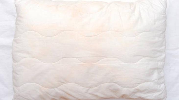 Çamaşır makinesine hiç gerek yok Tek seferde yastıkları sakız gibi ağartan tüyo