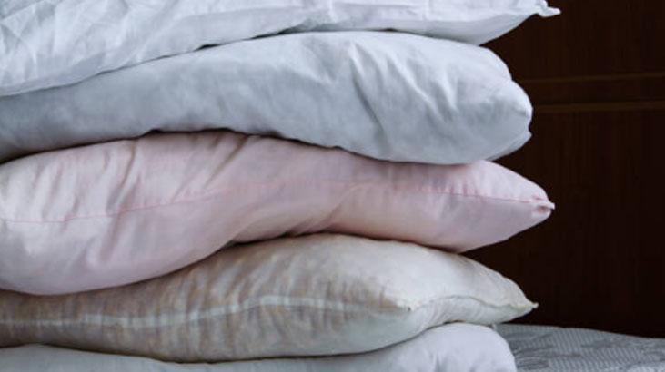 Çamaşır makinesine hiç gerek yok Tek seferde yastıkları sakız gibi ağartan tüyo