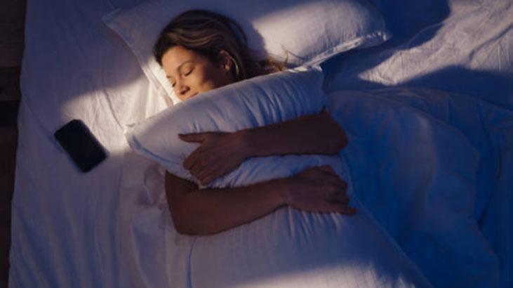 Çamaşır makinesine hiç gerek yok Tek seferde yastıkları sakız gibi ağartan tüyo