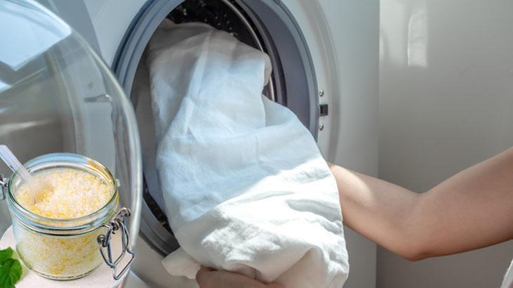 Çamaşır makinesine hiç gerek yok Tek seferde yastıkları sakız gibi ağartan tüyo