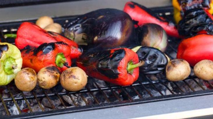 Yağ çekmeyen biber kızartması böyle yapılır Tadı közde pişmişin aynısı, kokusu mis Yağ çekmeyen biber kızartması böyle yapılır Tadı közde pişmişin aynısı, kokusu mis