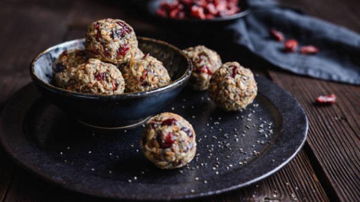 Kuru meyveli yulaf topu Kuru meyveli yulaf topu