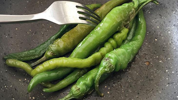 Yağ çekmeyen biber kızartması böyle yapılır Tadı közde pişmişin aynısı, kokusu mis Yağ çekmeyen biber kızartması böyle yapılır Tadı közde pişmişin aynısı, kokusu mis