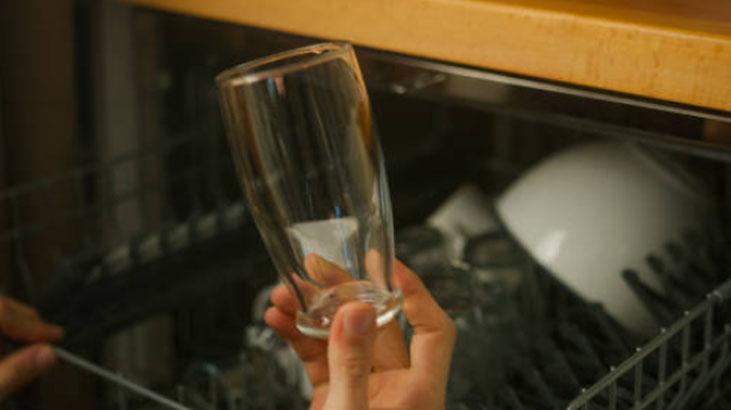 Üstü çizik bardakları mağazadan alınmışa çevirin Tek sürüşte ışıldatan macun Üstü çizik bardakları mağazadan alınmışa çevirin Tek sürüşte ışıldatan macun