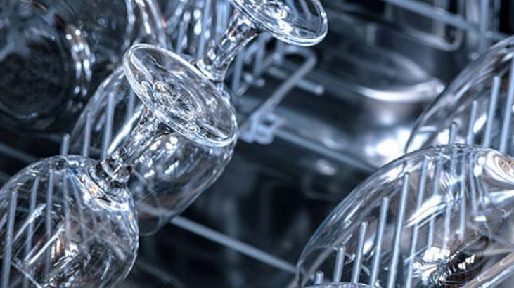 Üstü çizik bardakları mağazadan alınmışa çevirin Tek sürüşte ışıldatan macun Üstü çizik bardakları mağazadan alınmışa çevirin Tek sürüşte ışıldatan macun