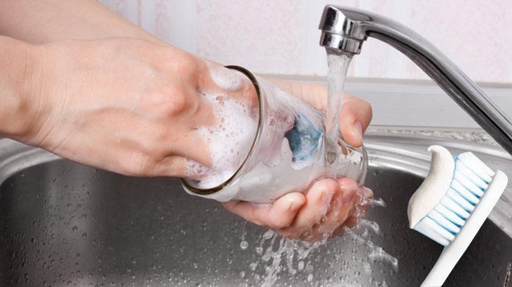 Üstü çizik bardakları mağazadan alınmışa çevirin Tek sürüşte ışıldatan macun Üstü çizik bardakları mağazadan alınmışa çevirin Tek sürüşte ışıldatan macun