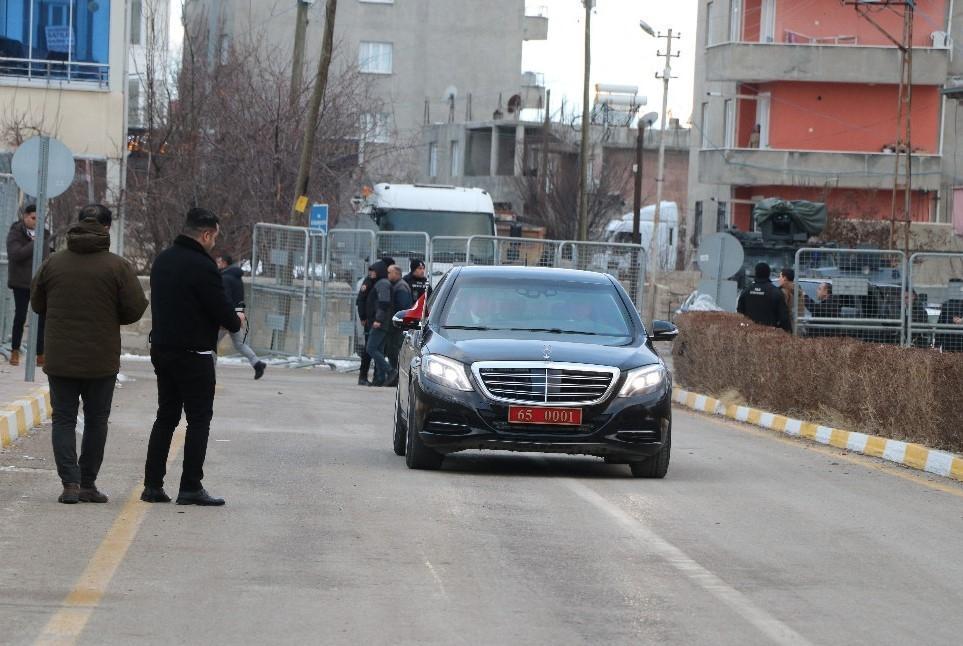 Van Büyükşehir Belediye Başkanı Abdullah Zeydanın yerine kayyum atandı Van Büyükşehir Belediye Başkanı Abdullah Zeydanın yerine kayyum atandı