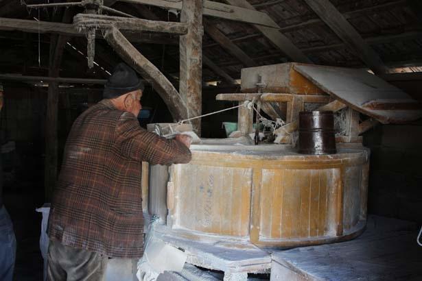 TURİSTLER GELİP FOTOĞRAF ÇEKİYOR TURİSTLER GELİP FOTOĞRAF ÇEKİYOR