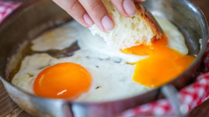 Yumurtalar tavaya yapıştıysa endişeye gerek yok Bu malzemeyi önceden ekleyin Yumurtalar tavaya yapıştıysa endişeye gerek yok Bu malzemeyi önceden ekleyin