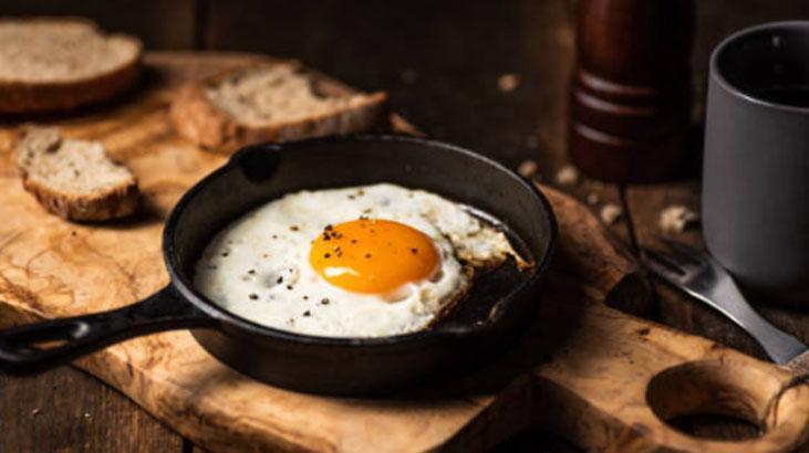 Yumurtalar tavaya yapıştıysa endişeye gerek yok Bu malzemeyi önceden ekleyin Yumurtalar tavaya yapıştıysa endişeye gerek yok Bu malzemeyi önceden ekleyin