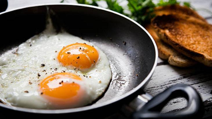 Yumurtalar tavaya yapıştıysa endişeye gerek yok Bu malzemeyi önceden ekleyin Yumurtalar tavaya yapıştıysa endişeye gerek yok Bu malzemeyi önceden ekleyin