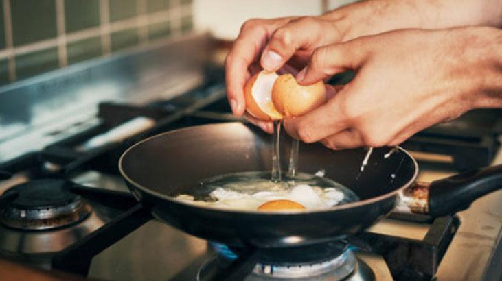 Yumurtalar tavaya yapıştıysa endişeye gerek yok Bu malzemeyi önceden ekleyin Yumurtalar tavaya yapıştıysa endişeye gerek yok Bu malzemeyi önceden ekleyin