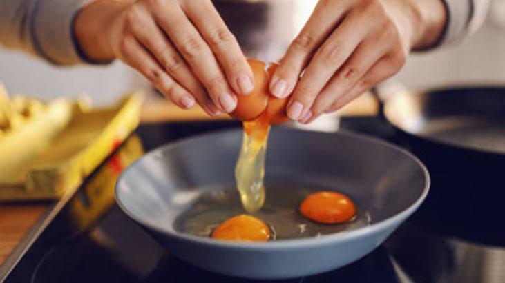 Yumurtalar tavaya yapıştıysa endişeye gerek yok Bu malzemeyi önceden ekleyin Yumurtalar tavaya yapıştıysa endişeye gerek yok Bu malzemeyi önceden ekleyin