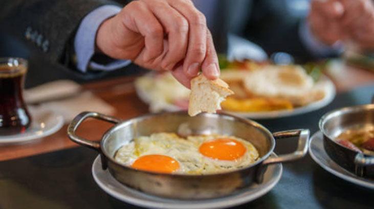Yumurtalar tavaya yapıştıysa endişeye gerek yok Bu malzemeyi önceden ekleyin Yumurtalar tavaya yapıştıysa endişeye gerek yok Bu malzemeyi önceden ekleyin