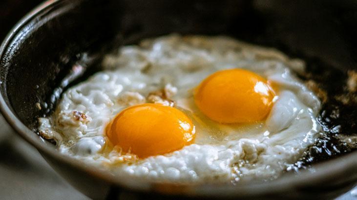 Yumurtalar tavaya yapıştıysa endişeye gerek yok Bu malzemeyi önceden ekleyin Yumurtalar tavaya yapıştıysa endişeye gerek yok Bu malzemeyi önceden ekleyin
