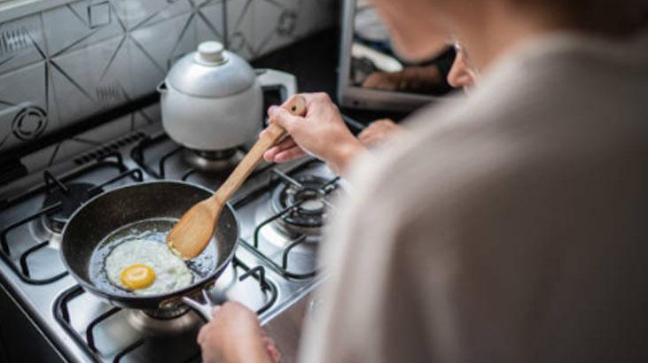 Yumurtalar tavaya yapıştıysa endişeye gerek yok Bu malzemeyi önceden ekleyin Yumurtalar tavaya yapıştıysa endişeye gerek yok Bu malzemeyi önceden ekleyin