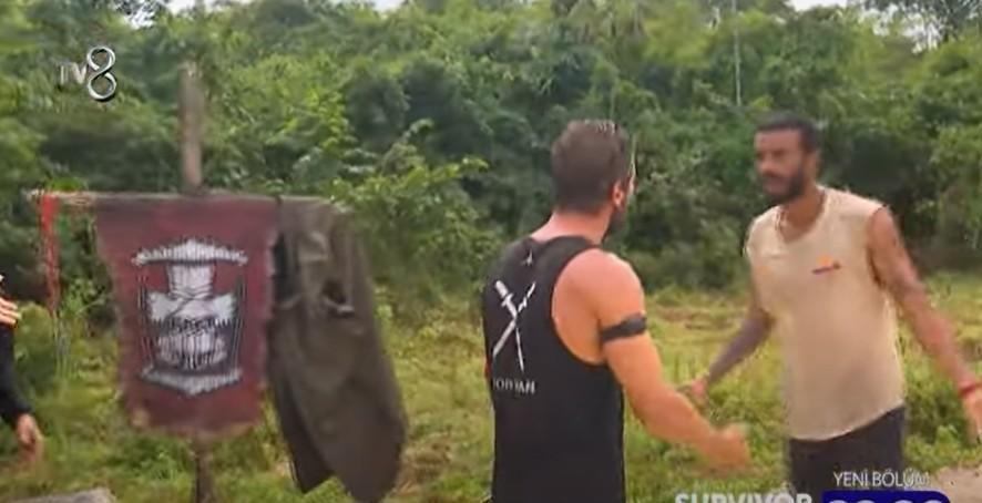 Survivorda Adem Kılıççı ve Efecan birbirine girdi Tehditlerin havada uçuştuğu kavgayı zor ayırdılar