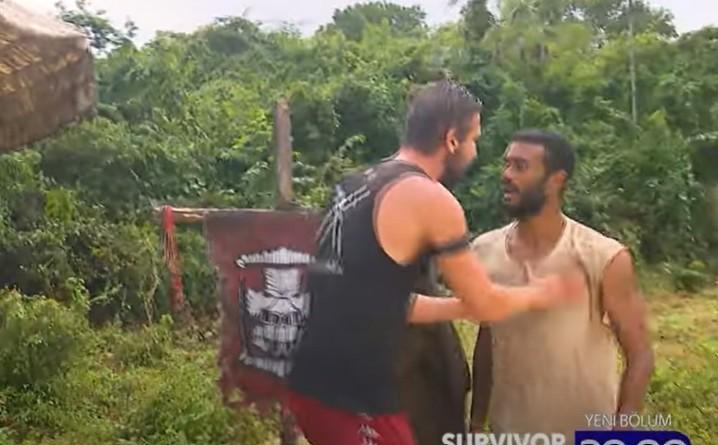 Survivorda Adem Kılıççı ve Efecan birbirine girdi Tehditlerin havada uçuştuğu kavgayı zor ayırdılar