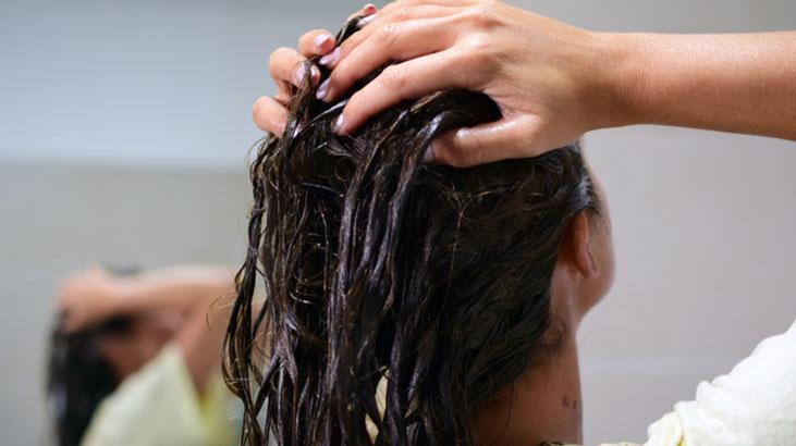 Parlak saçlara kavuşturan güç 2 malzemeli maske, pahalı ürünlere taş çıkartır