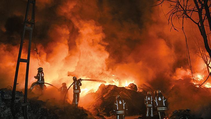 Avcılarda yangın 20 ayrı ilçeden itfaiye ekipleri sevk edildi