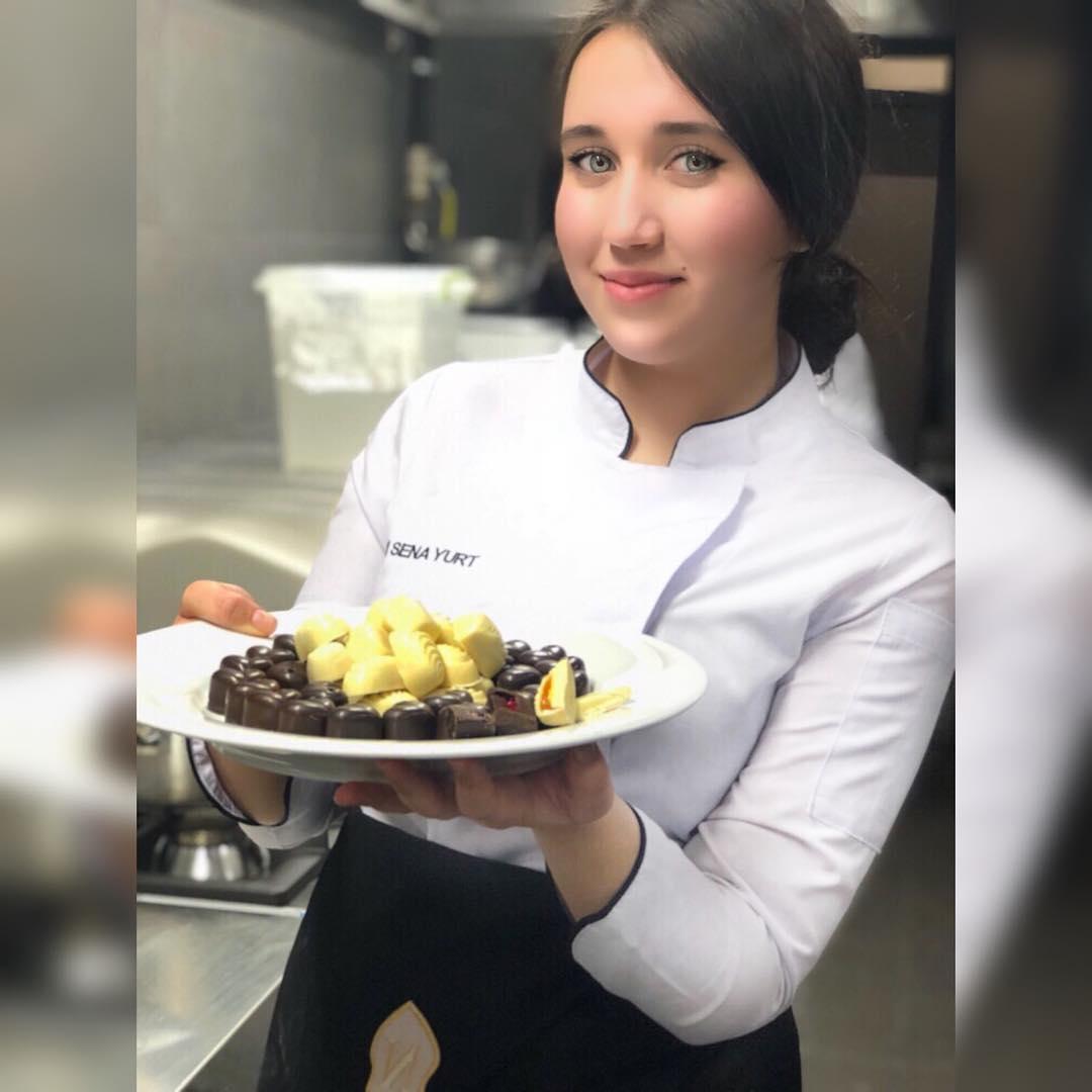 Masterchef Eslem Sena Yurt bıçaklandığını sosyal medyadan açıkladı