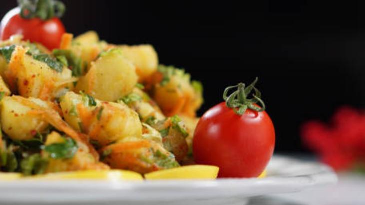 Kıvamında patates salatasının sırrıymış Yarım su bardağı ekleyen yedikçe yiyor