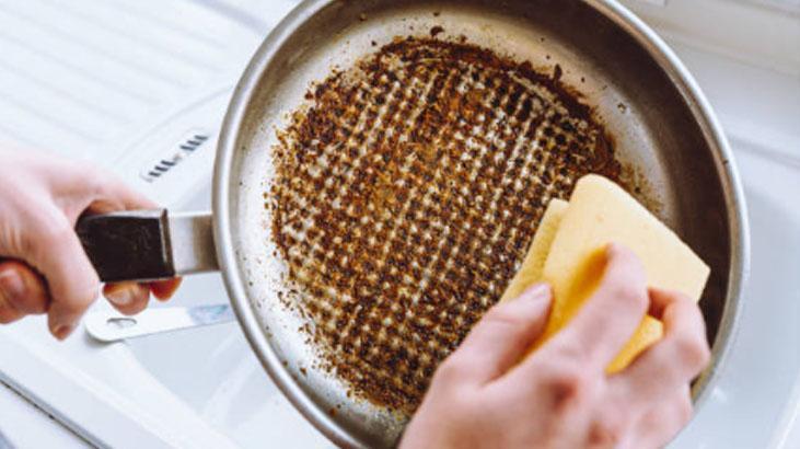 Dibi tutan tavayı tek sürüşte aynaya çevirdi Yumurta kabuğu ile kolayı böyle karıştırın Dibi tutan tavayı tek sürüşte aynaya çevirdi Yumurta kabuğu ile kolayı böyle karıştırın