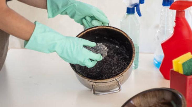 Dibi tutan tavayı tek sürüşte aynaya çevirdi Yumurta kabuğu ile kolayı böyle karıştırın Dibi tutan tavayı tek sürüşte aynaya çevirdi Yumurta kabuğu ile kolayı böyle karıştırın