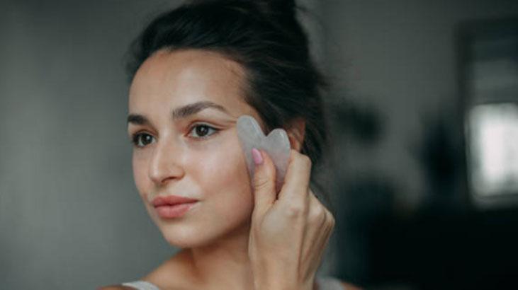 Grip sonrası yüzü şişti, sihirli taşla ovarak sorunu çözdü: Çene kemiğim düzeldi