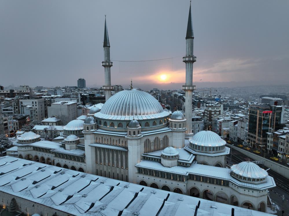İstanbul beyeza büründü