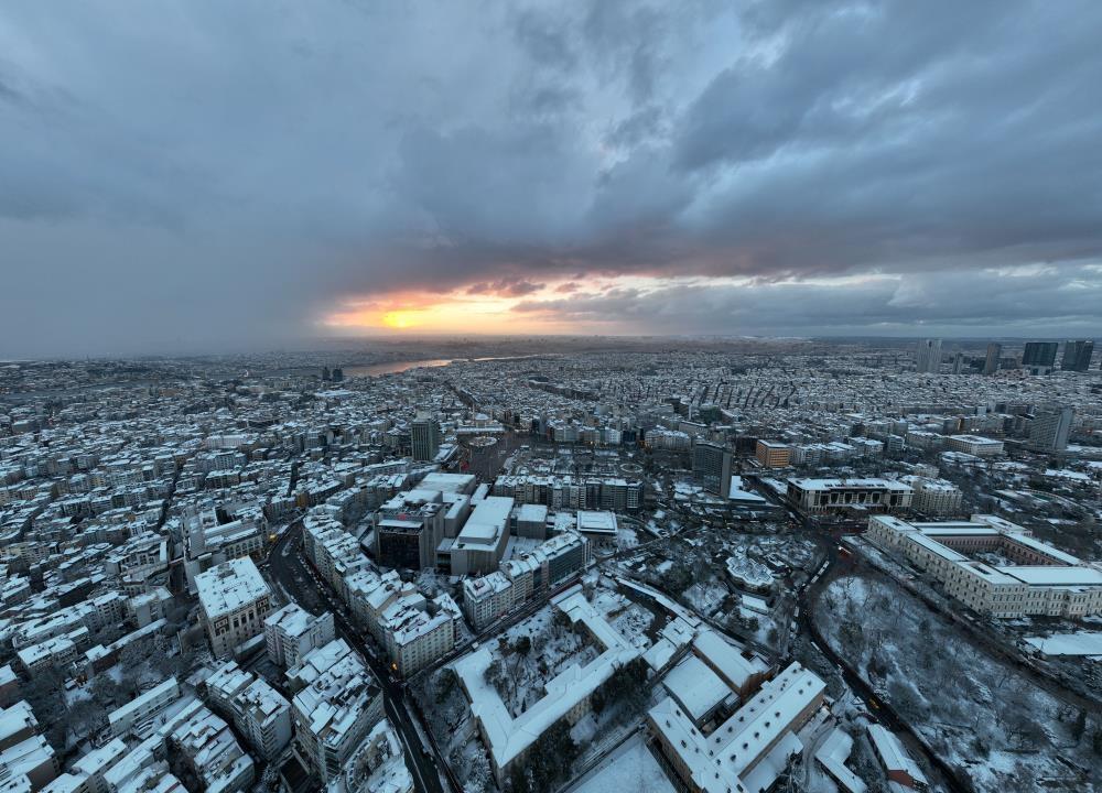 İstanbul beyeza büründü
