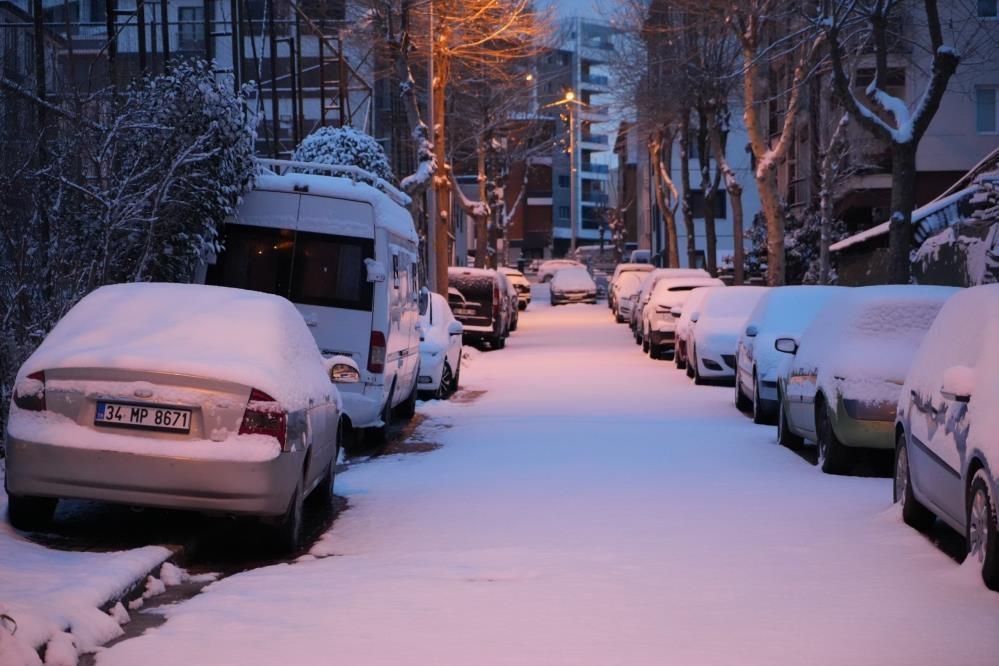 İstanbul beyeza büründü