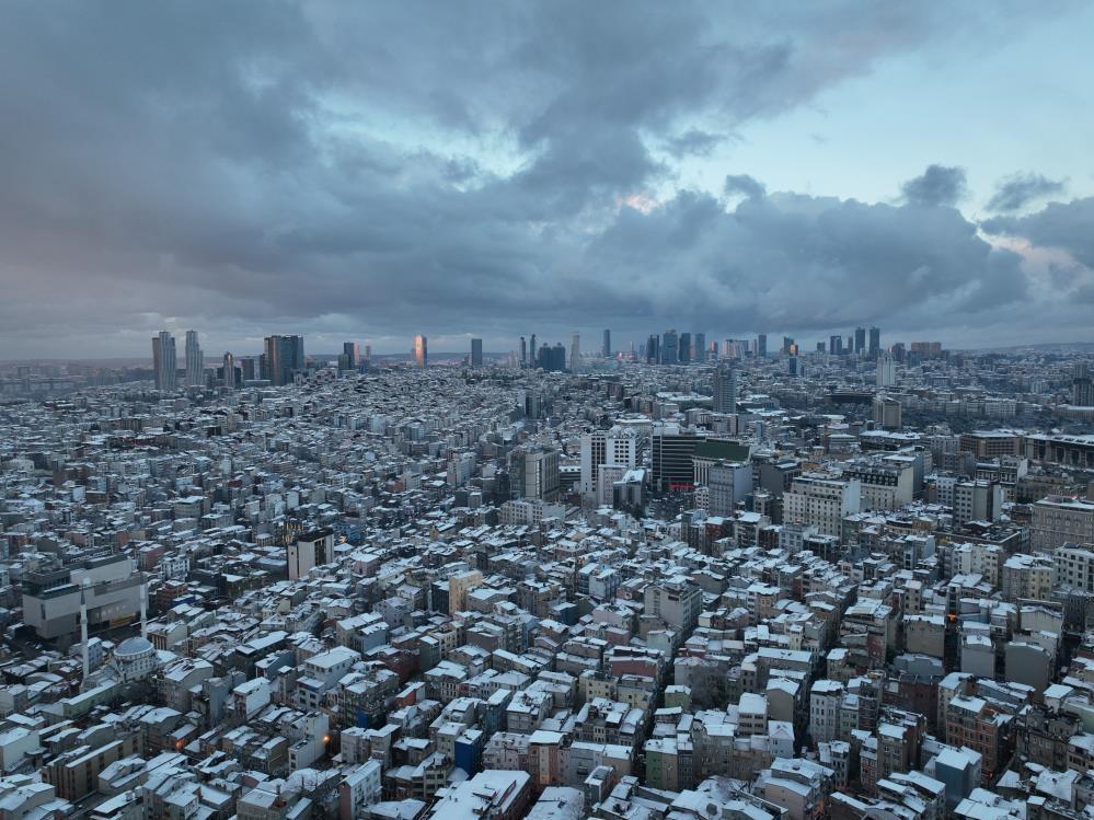 İstanbul beyeza büründü