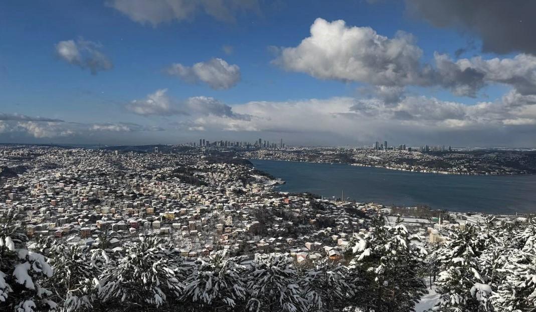 İstanbul beyeza büründü