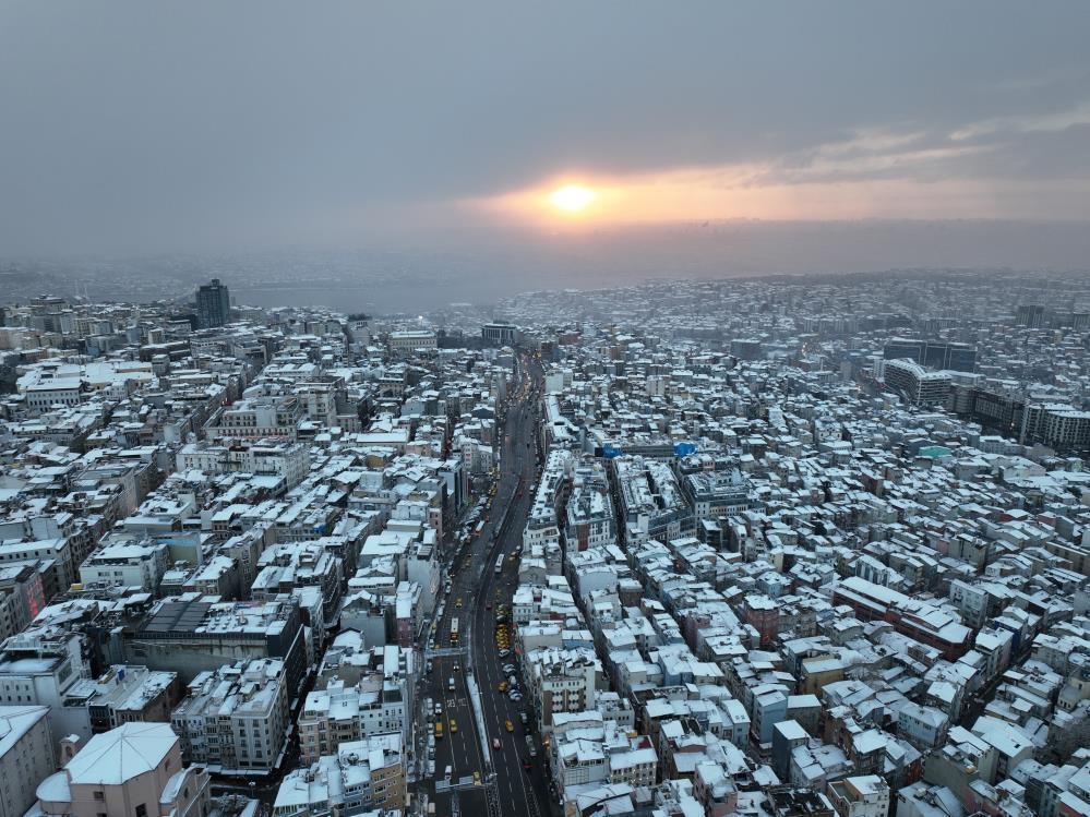 İstanbul beyeza büründü