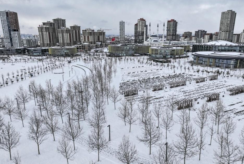İstanbul beyeza büründü